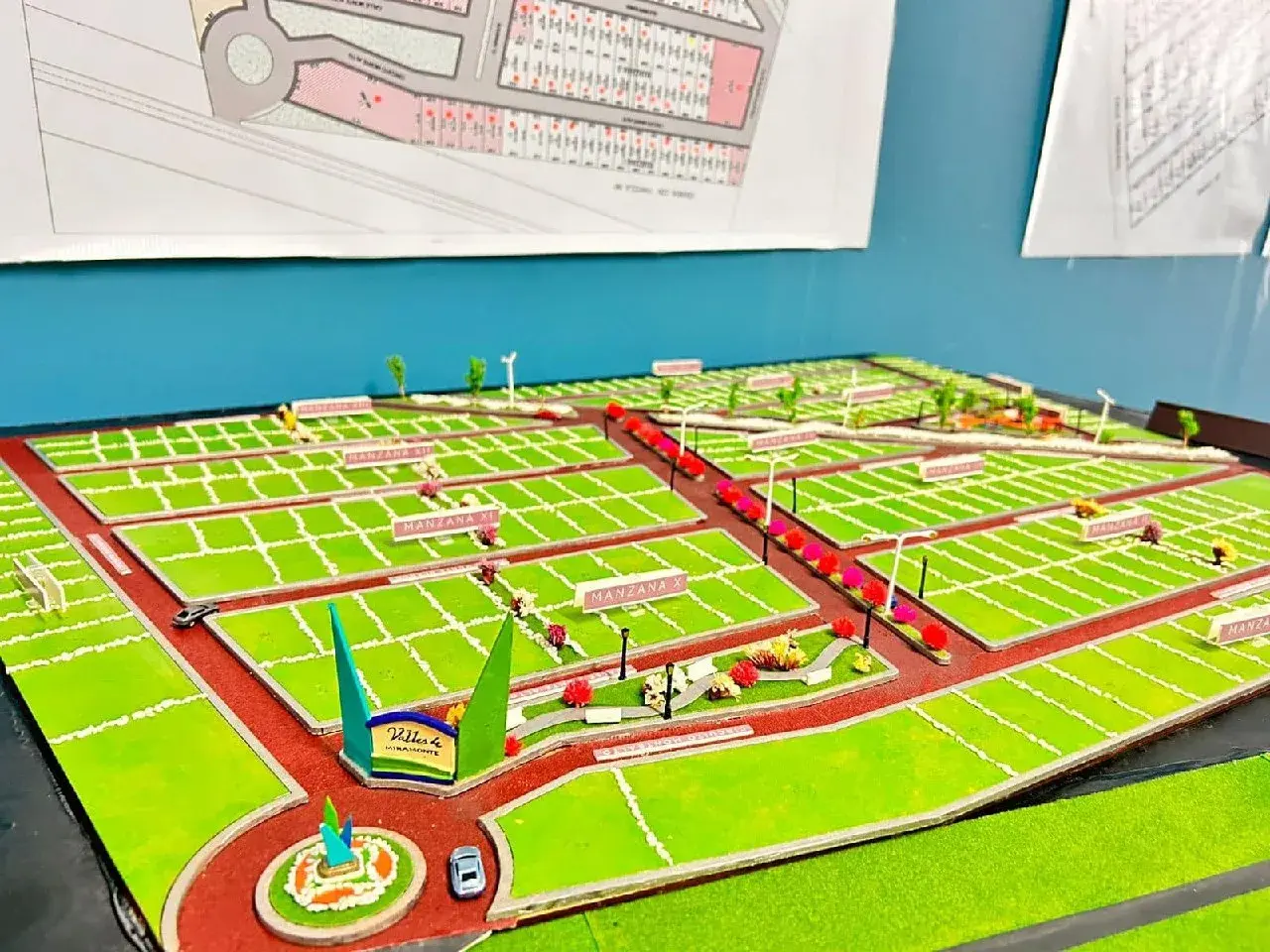 Maqueta a escala de un fraccionamiento de Argenza, con sus manzanas, calles y áreas verdes.