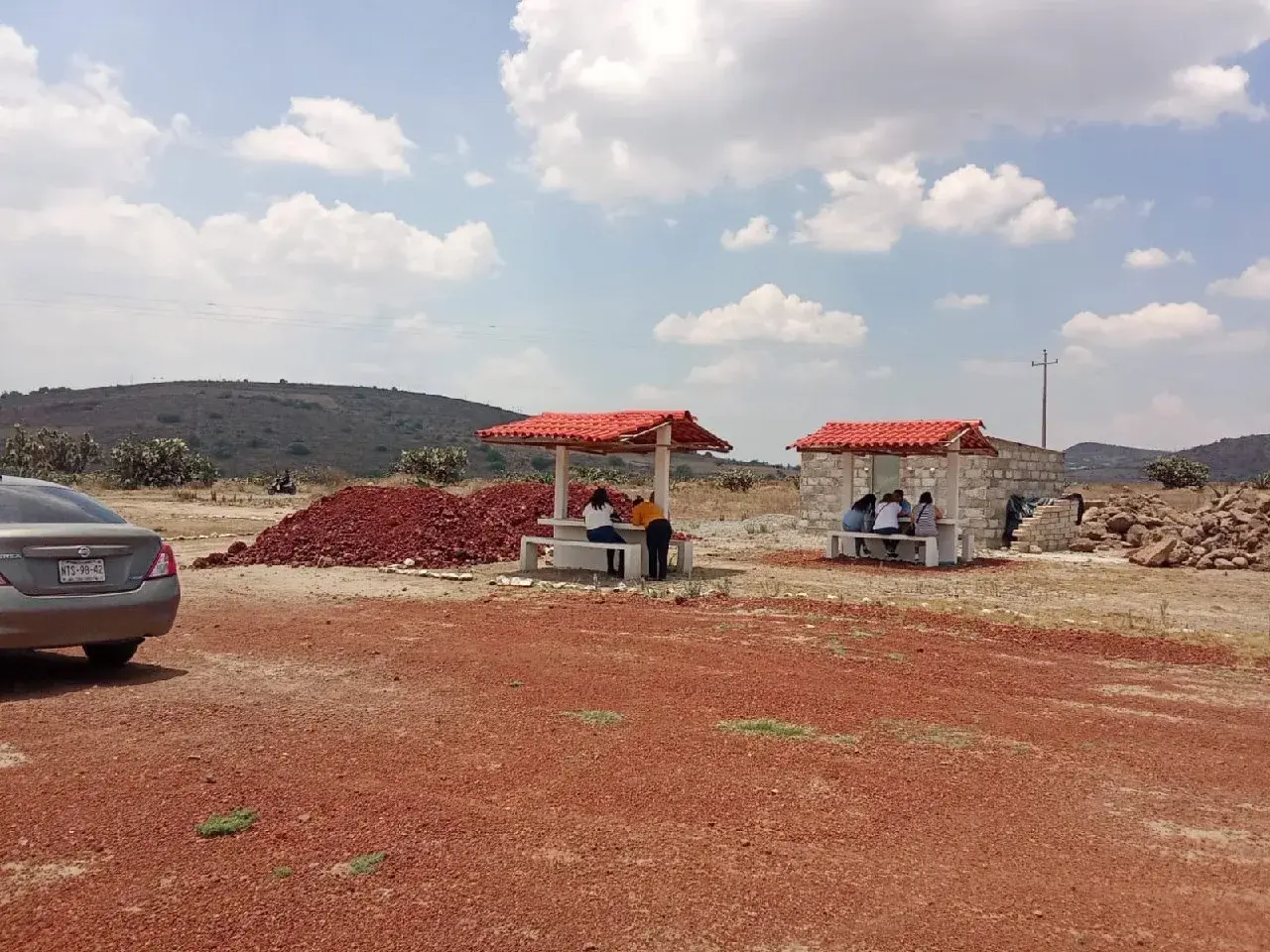 Terreno de Argenza con las palapas de descanso ya construidas.